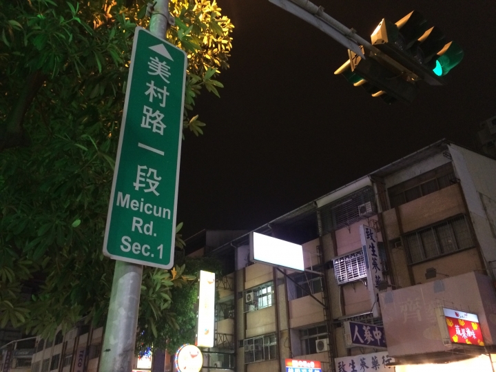開箱!HTC Desire 820 白藍開封加夜拍比較