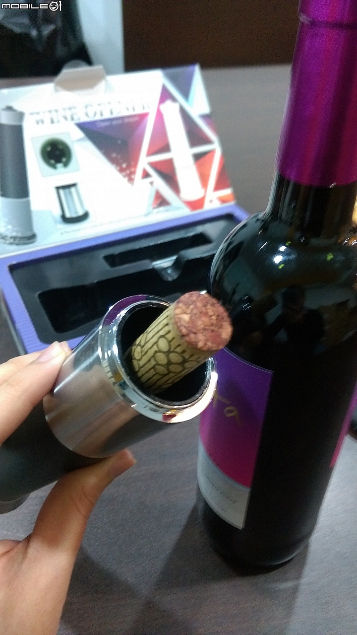 【開箱】開瓶只要一秒鐘-自動氣壓紅酒開瓶器開箱分享及簡單心得 (圖有一點多...)