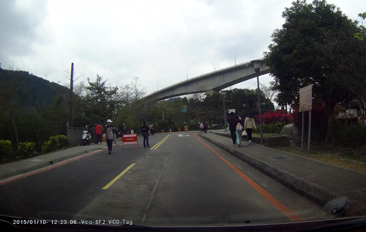 小心十分瀑布旅遊中心停車被騙去停100元的私人停車場