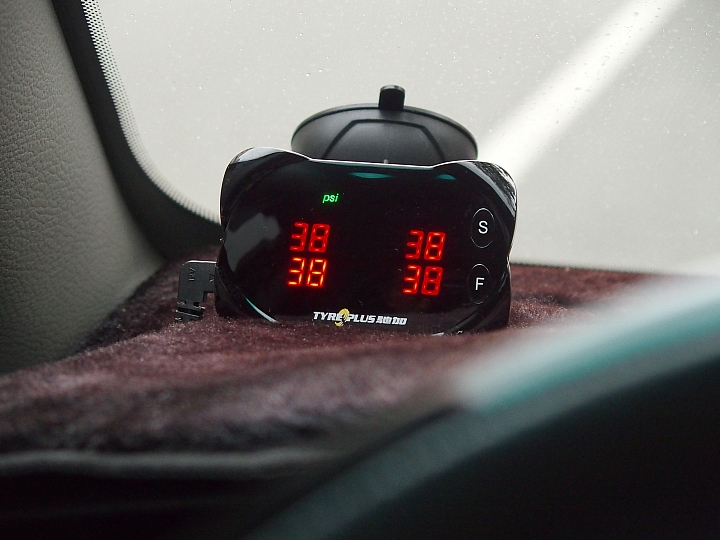 2010年Luxgen SUV以智慧車為訴求,原配有胎壓偵測器卻取消,有點可惜。
