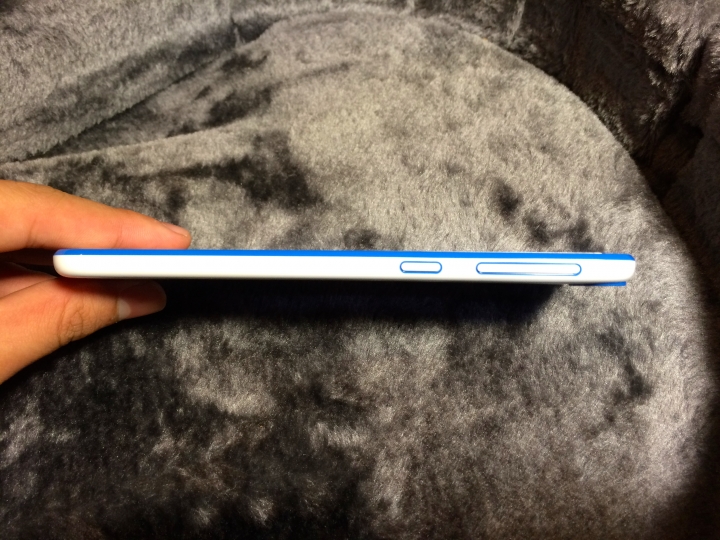 開箱!HTC Desire 820 白藍開封加夜拍比較