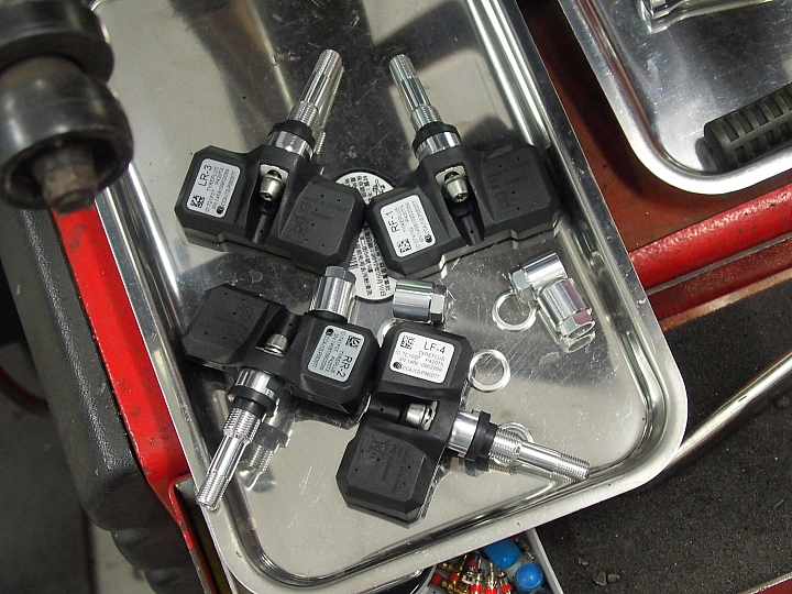2010年Luxgen SUV以智慧車為訴求,原配有胎壓偵測器卻取消,有點可惜。