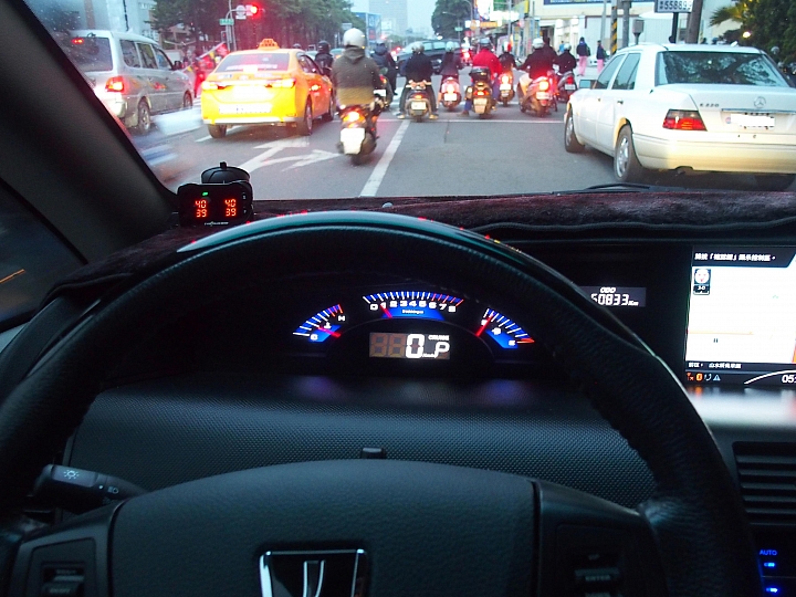 2010年Luxgen SUV以智慧車為訴求,原配有胎壓偵測器卻取消,有點可惜。