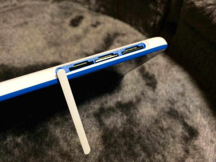 開箱!HTC Desire 820 白藍開封加夜拍比較