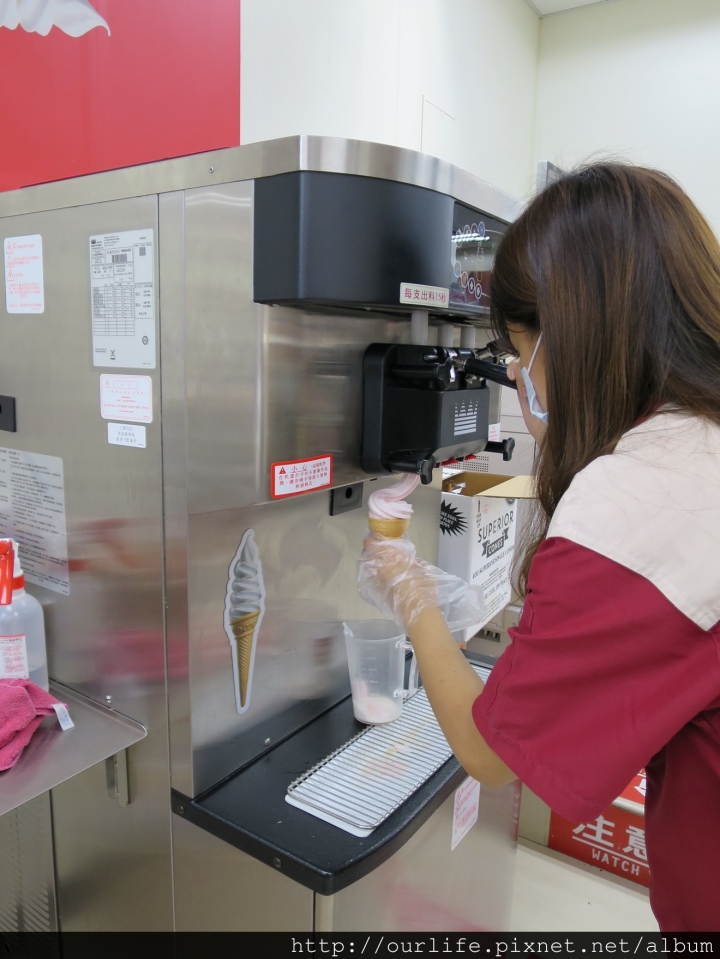 全台搶鮮.綿滑香細有奶味的福岡草莓霜淇淋@7-11錦新門市