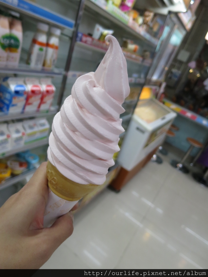 全台搶鮮.綿滑香細有奶味的福岡草莓霜淇淋@7-11錦新門市