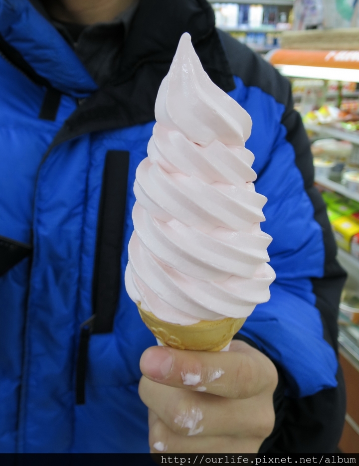 全台搶鮮.綿滑香細有奶味的福岡草莓霜淇淋@7-11錦新門市