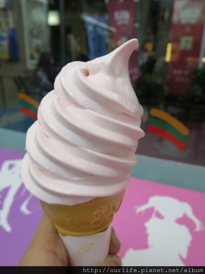 全台搶鮮.綿滑香細有奶味的福岡草莓霜淇淋@7-11錦新門市