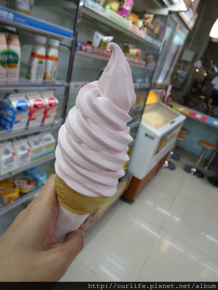全台搶鮮.綿滑香細有奶味的福岡草莓霜淇淋@7-11錦新門市