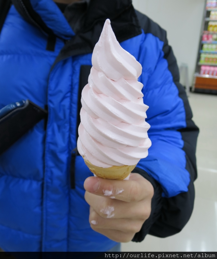全台搶鮮.綿滑香細有奶味的福岡草莓霜淇淋@7-11錦新門市