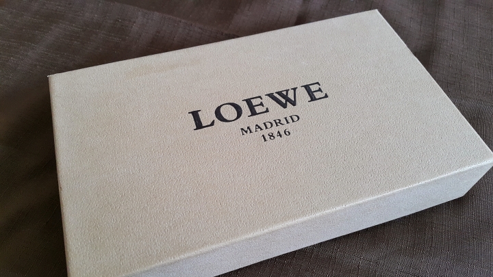 LOEWE黑牛皮八卡短夾開箱