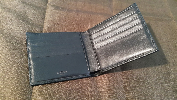 LOEWE黑牛皮八卡短夾開箱