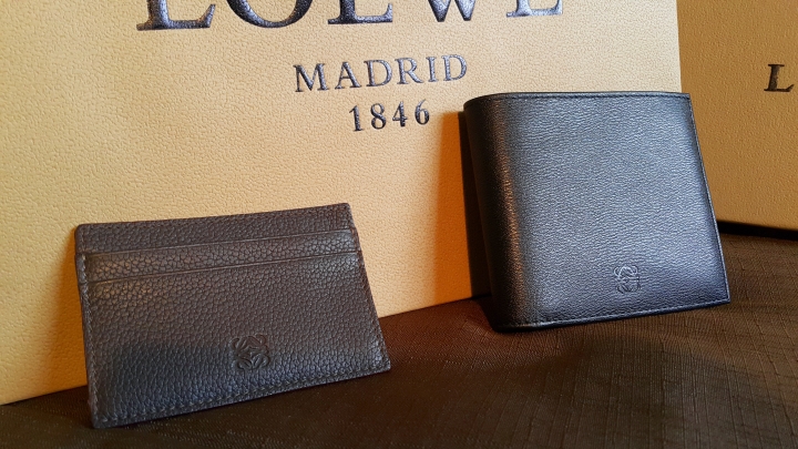 LOEWE黑牛皮八卡短夾開箱
