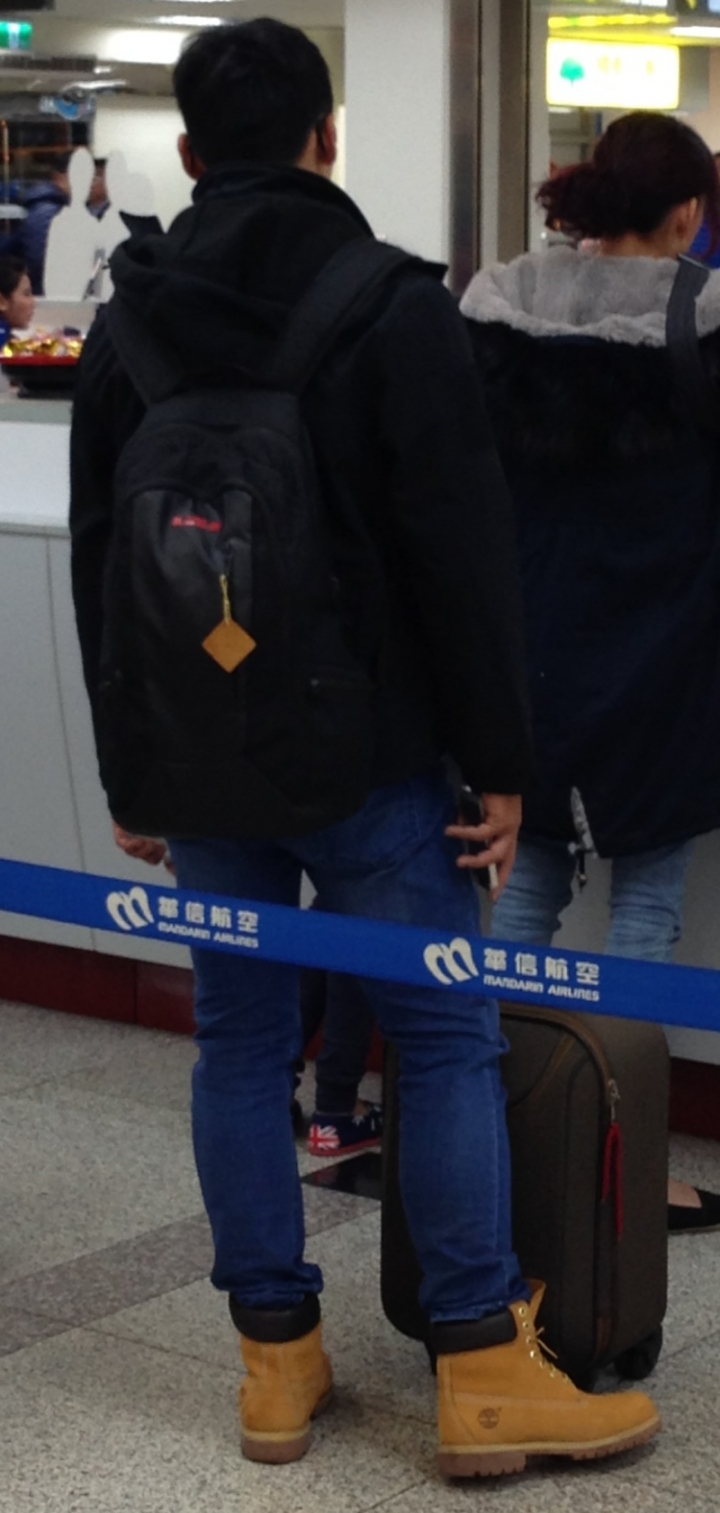 請問牛仔褲管如何卡在黃靴靴筒上?《附圖》