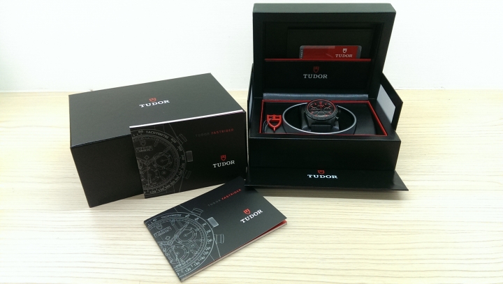 【開箱】神盾局番外篇 之 黑盾極速騎士 TUDOR FASTRIDER BALCK SHIELD