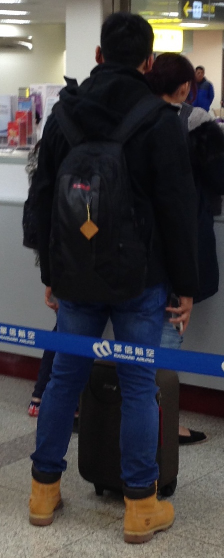 請問牛仔褲管如何卡在黃靴靴筒上?《附圖》