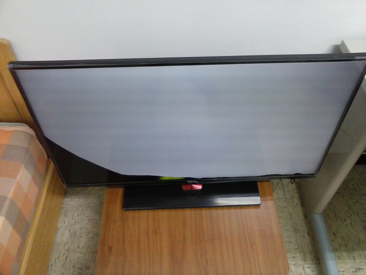 benq39rv6500開箱螢幕下方出現鋸齒狀裂紋(己解決)