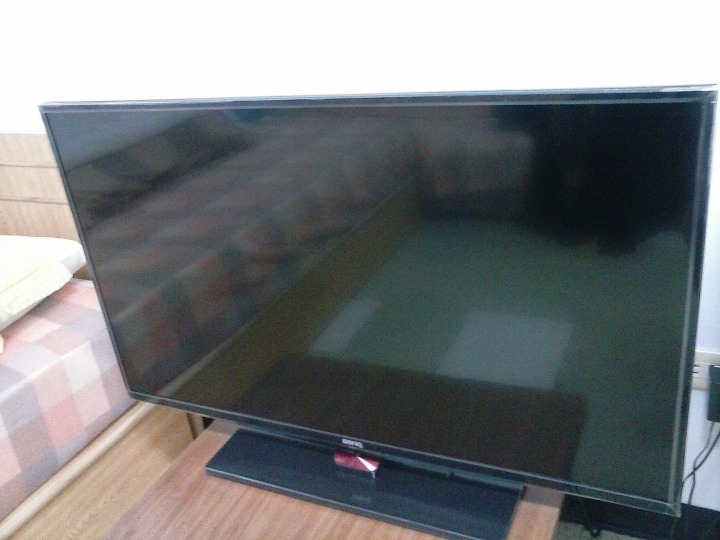benq39rv6500開箱螢幕下方出現鋸齒狀裂紋(己解決)