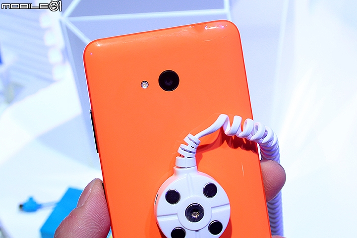 [MWC 2015] 微軟發表中階手機Lumia 640、640XL