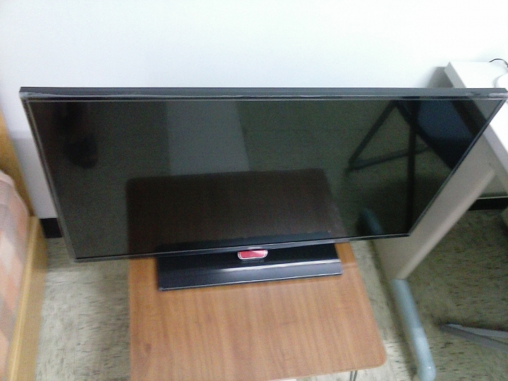 benq39rv6500開箱螢幕下方出現鋸齒狀裂紋(己解決)