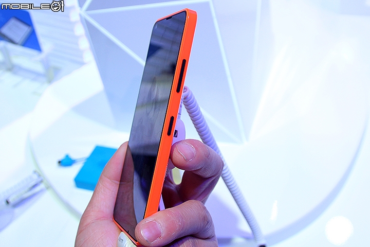 [MWC 2015] 微軟發表中階手機Lumia 640、640XL