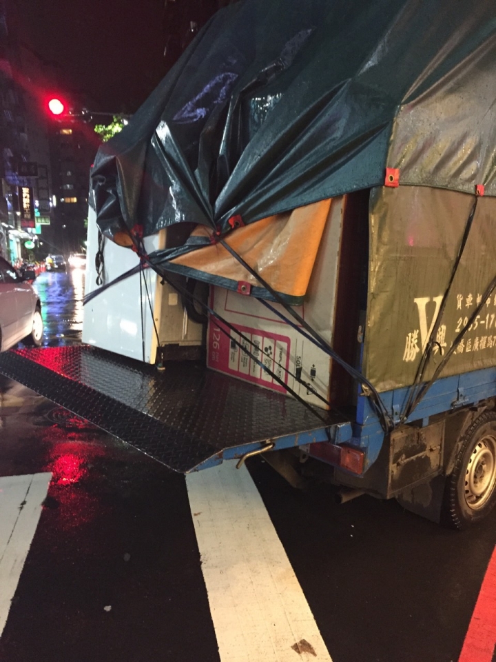 貨車亂停車斗沒收 沒注意撞到 請益後續處理
