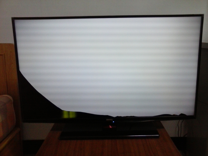 benq39rv6500開箱螢幕下方出現鋸齒狀裂紋(己解決)