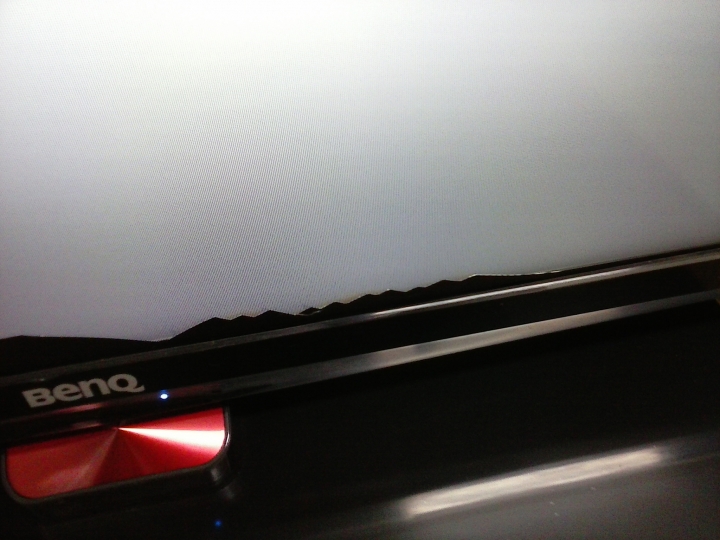benq39rv6500開箱螢幕下方出現鋸齒狀裂紋(己解決)