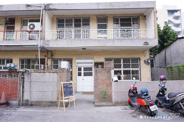 【台中.西區】嗝 gé cafe,活招牌法鬥犬皮皮和八哥犬皮蛋共同經營的寵物咖啡廳。