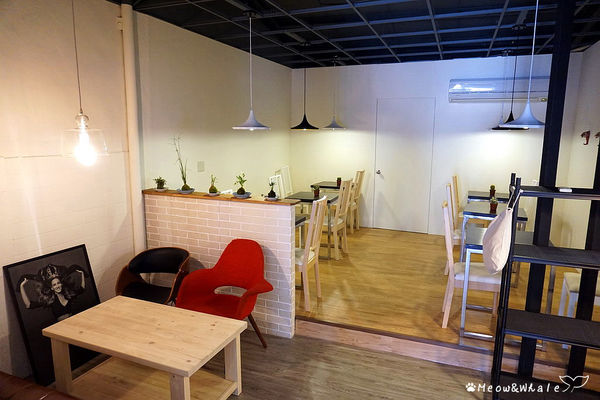 【台中.西區】嗝 gé cafe,活招牌法鬥犬皮皮和八哥犬皮蛋共同經營的寵物咖啡廳。