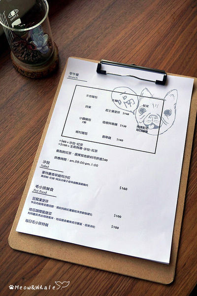 【台中.西區】嗝 gé cafe,活招牌法鬥犬皮皮和八哥犬皮蛋共同經營的寵物咖啡廳。