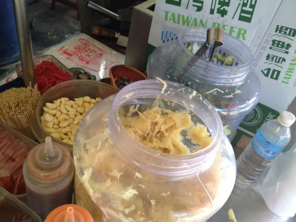 嘉義黑香腸-香烤黑香腸配爽口泡菜,今天的大蒜味沒有極限