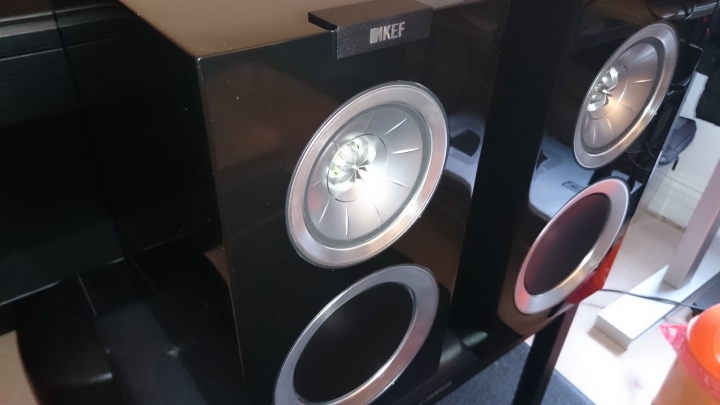 KEF R300 鋼琴黑開箱