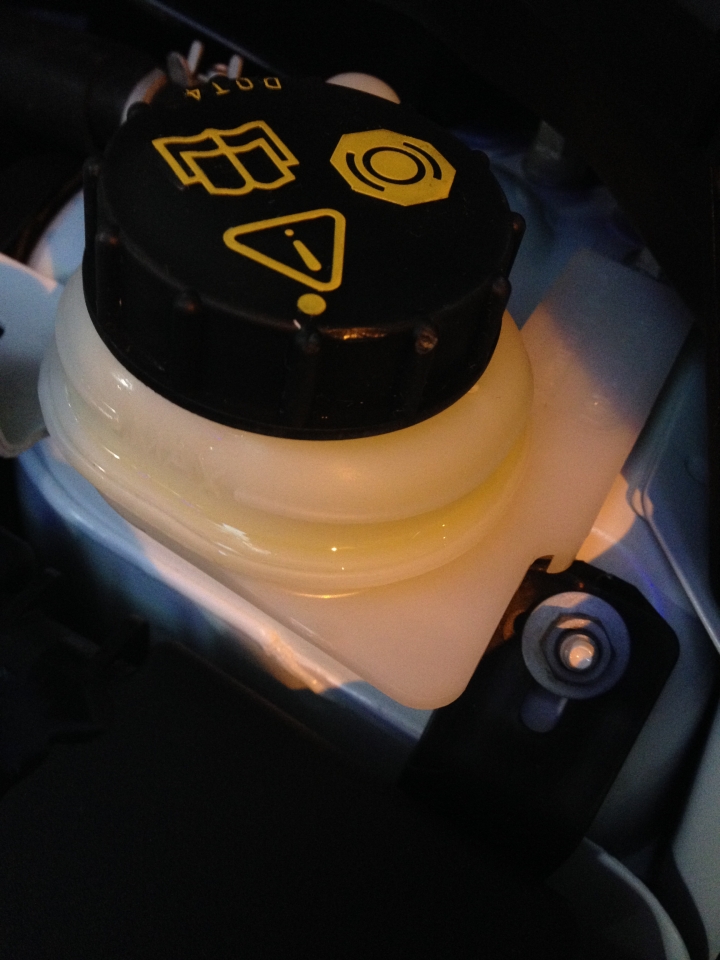 Fiesta 1.0 交車時煞車油壺滲油