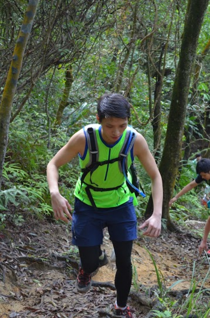 迪卡儂DECATHLON越野鞋試穿心得(MOUNTAIN TRAIL 300.2 男款 越野鞋 - 黑/紅 QUECHUA)