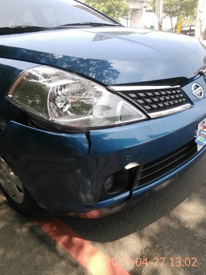國道上撞到卡車輪胎