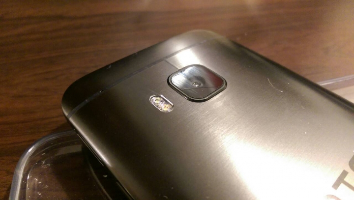 HTC M9後鏡頭裂開