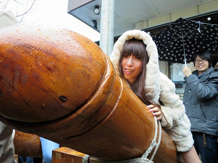 大屌神社(誤) かなまら祭り全日本壓馬路(株)