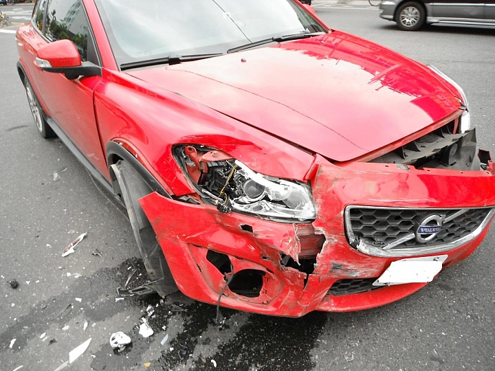 VOLVO C30最真實公路"1/4偏位撞擊"測試T.T