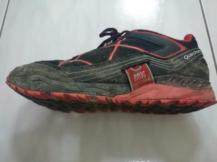 迪卡儂DECATHLON越野鞋試穿心得(MOUNTAIN TRAIL 300.2 男款 越野鞋 - 黑/紅 QUECHUA)