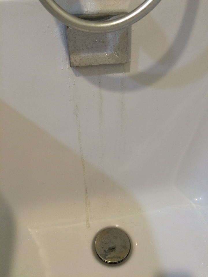 浴缸內壁的壁排出現噁心水痕~