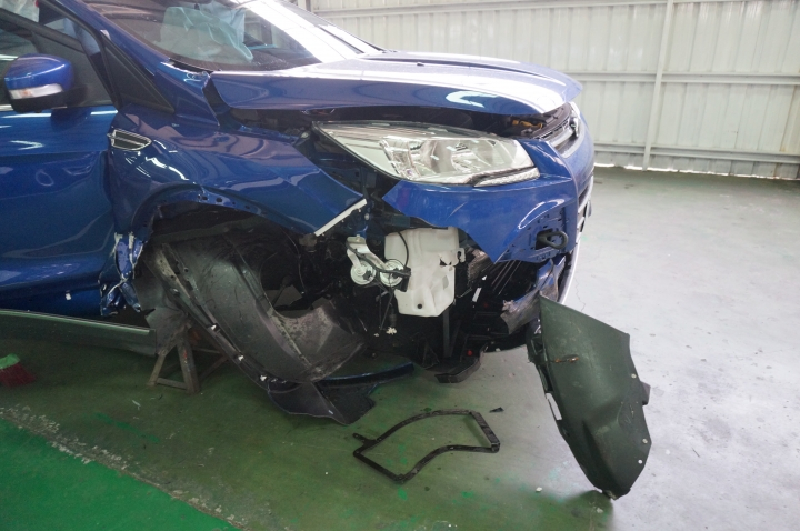 0423藍色4G(1.6)KUGA,高速無剎車撞擊安全島車禍事件還原及分享