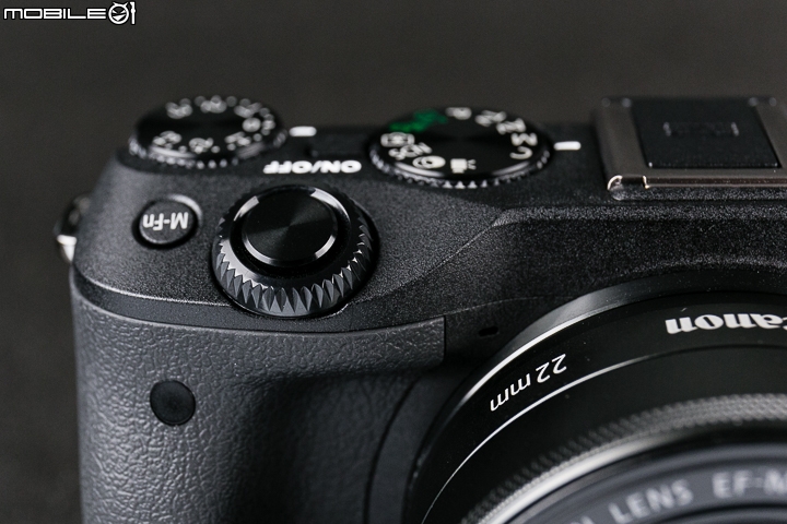 功能全面進化 支援翻轉自拍‧Canon EOS M3