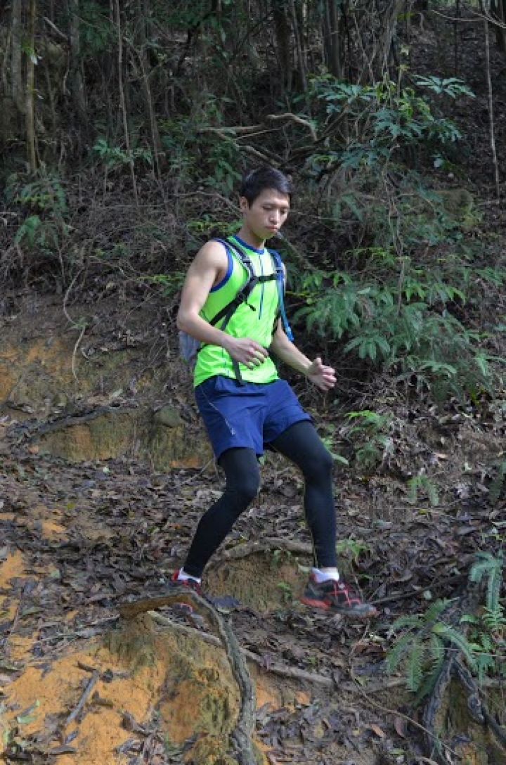 迪卡儂DECATHLON越野鞋試穿心得(MOUNTAIN TRAIL 300.2 男款 越野鞋 - 黑/紅 QUECHUA)