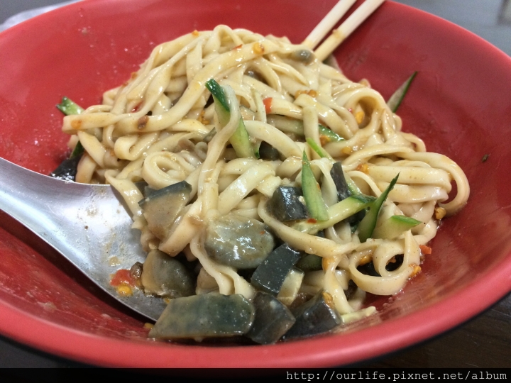 台中北屯.香辣順口不辣也行的紅油皮蛋拌麵@阿宗師擔仔麵
