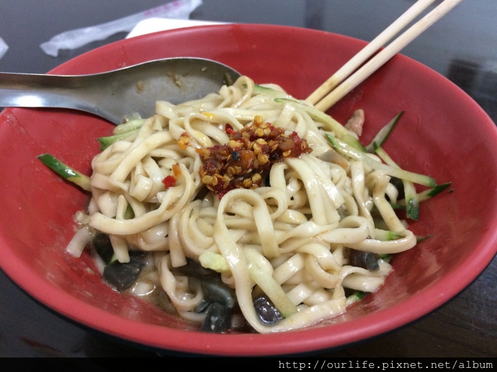 台中北屯.香辣順口不辣也行的紅油皮蛋拌麵@阿宗師擔仔麵