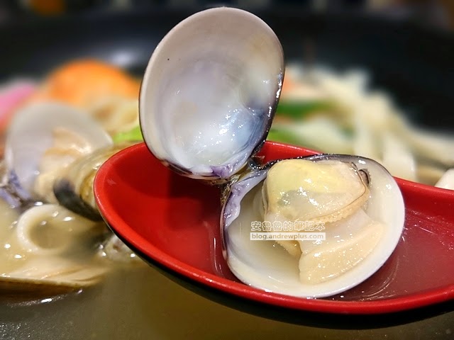 功夫老爹好麵集 - 南北各地知名的麵食來這裡一次嘗遍,湯濃好喝,蛤蠣好大顆@忠孝Sogo美食街 捷運忠孝復興站【愛評口碑券08】