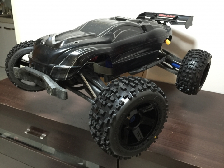 Traxxas SUMMIT改E-REVO (圖多)