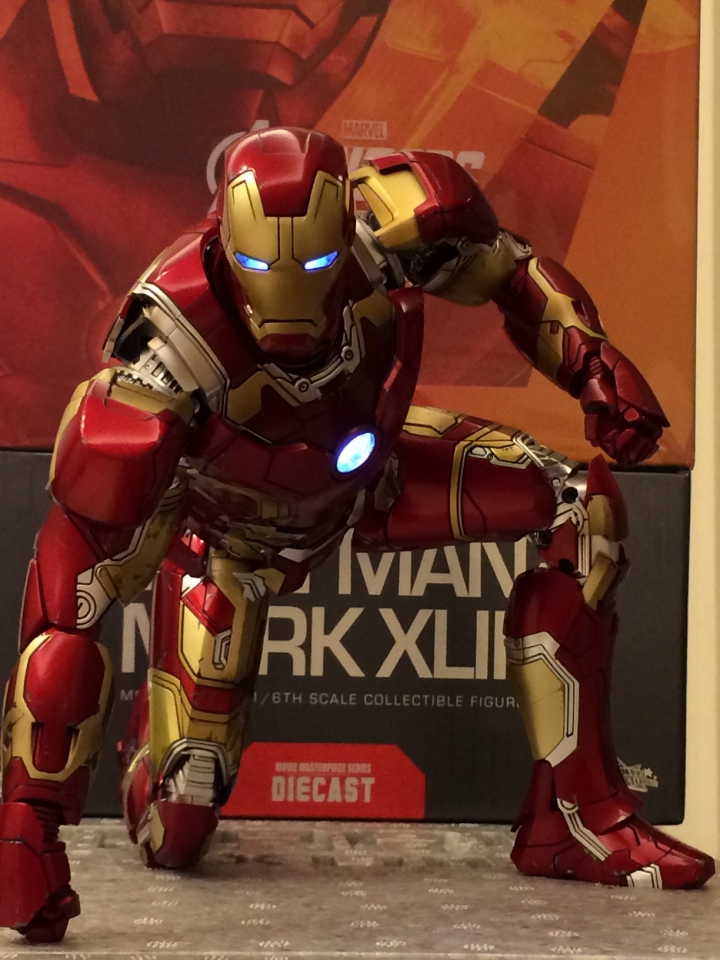 我的第一隻鋼鐵人-Hot Toys MK43 開箱(5/29新增--戰損頭發光效果圖,及換發射飛彈前手臂效果圖!)