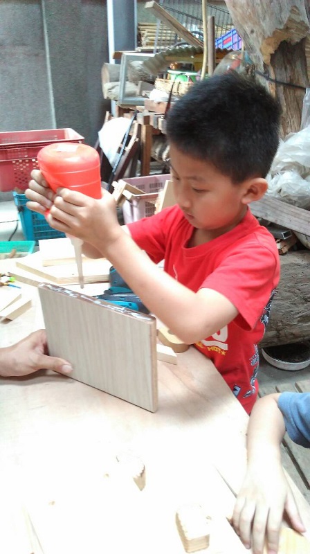 家裡頭的兒童木工初體驗---- 「鳥窩DIY」